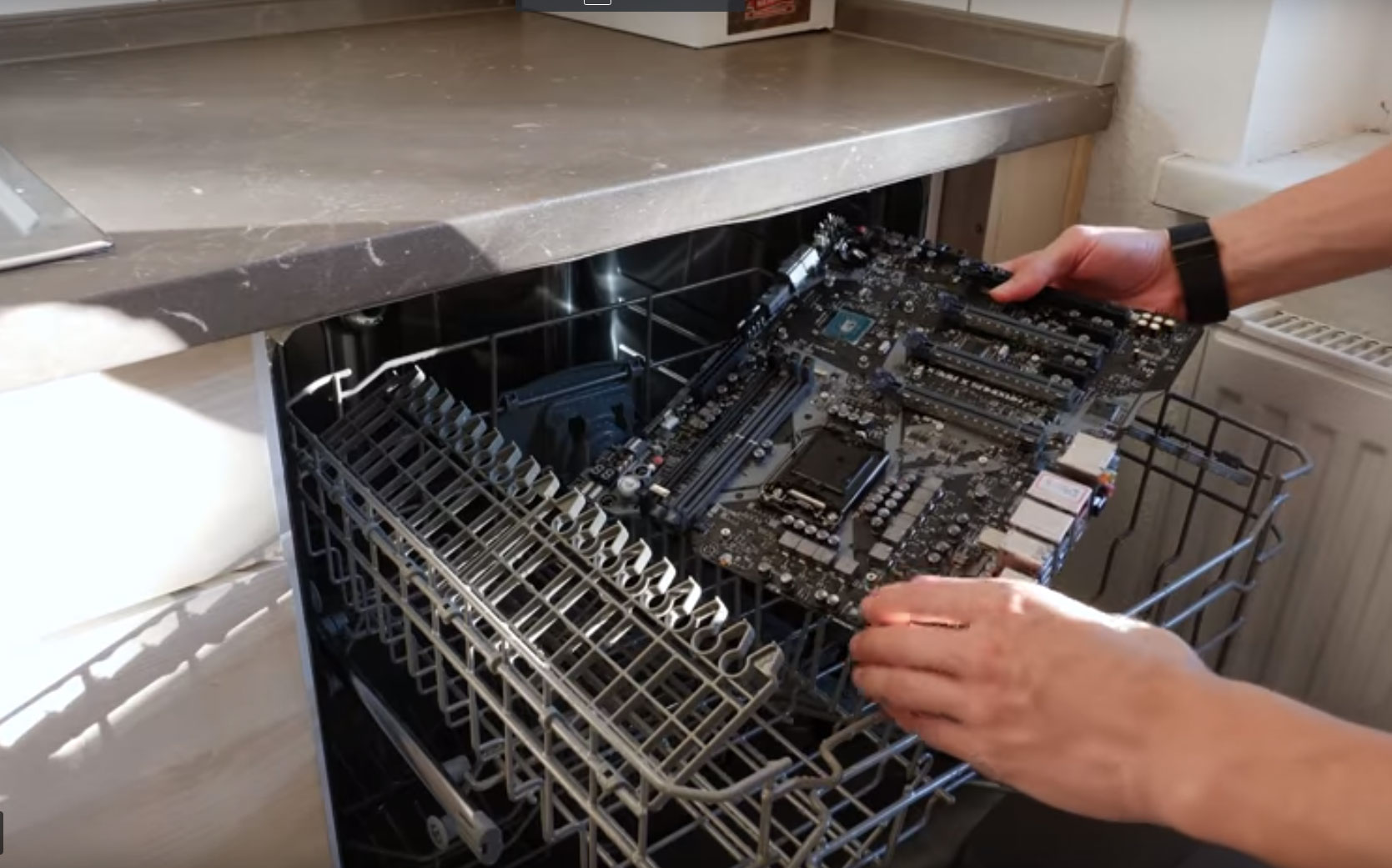 Vous pouvez mettre votre carte mère et votre GPU au lave-vaisselle.