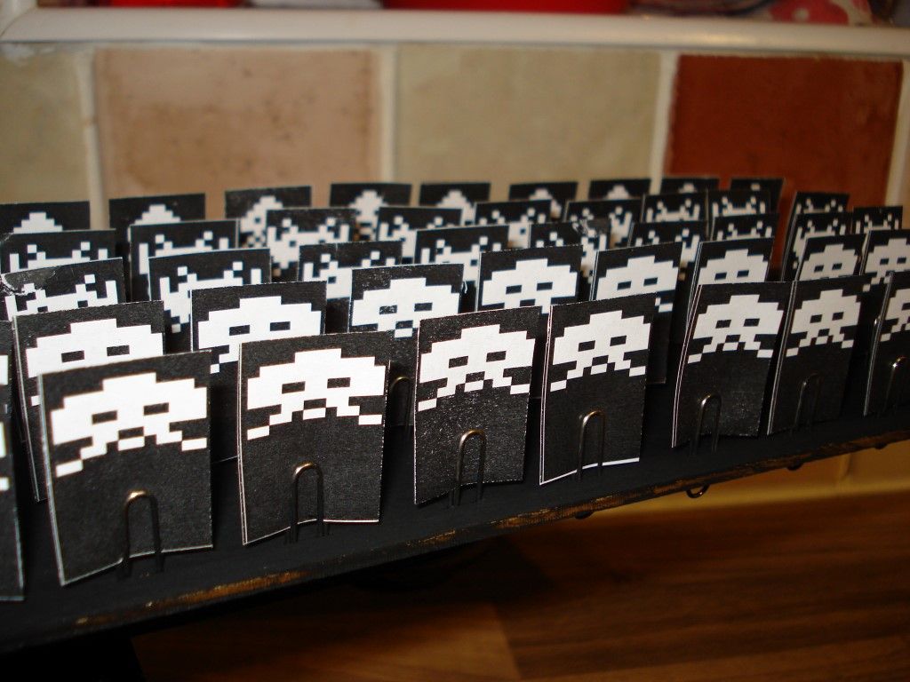 Space Invaders physikalisch nachgebildet mit echtem Laser