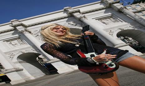 Italy Sets New Guinness World Record With Guitar Hero 5